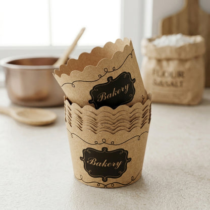 Caissettes à muffins en papier kraft avec design bakery empilées, moules élégants et résistants pour pâtisserie maison