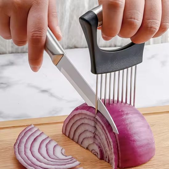Coupe oignon RONDELINO™ maintenant un oignon rouge pendant la découpe en rondelles régulières au couteau