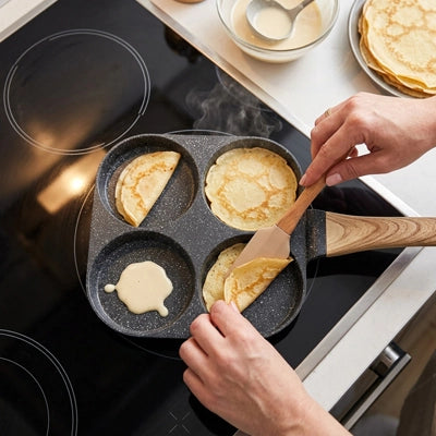 cuisson de quatre mini crêpes avec la poêle crapella 4 empreintes  