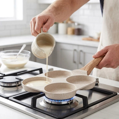 pâte verse dans les quatre empreintes de la poêle à mini crêpes Crêpella