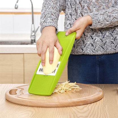 Mandoline cuisine Slicer Plate utilisée pour découper finement des légumes sur une planche à découper