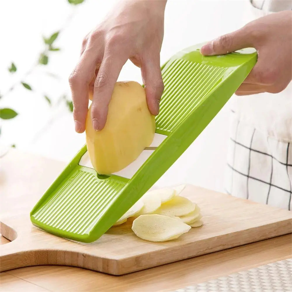 Mandoline cuisine Slicer Plate utilisée pour découper une pomme de terre en fines rondelles régulières