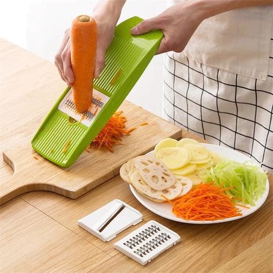 Mandoline cuisine Slicer Plate utilisée pour découper une carotte en julienne, avec différentes lames interchangeables