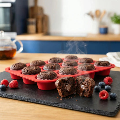 Moule à muffins 12 cavités en silicone avec muffins au chocolat cœur coulant encore chauds sur plaque de cuisson, ambiance pâtisserie maison Cuisine-etmoi