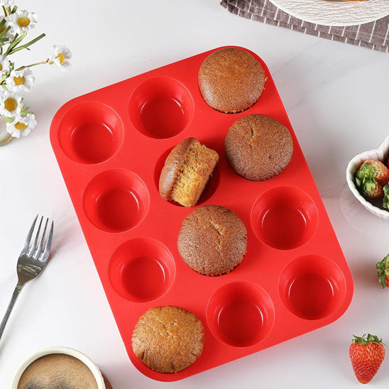Moule à muffins en silicone 12 cavités avec muffins au chocolat démoulés facilement, utilisation simple en cuisine Cuisine-etmoi