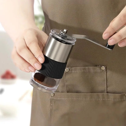 moulin à café manuel utilisé à la main pour moudre des grains de café