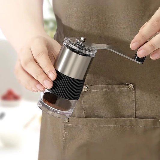 moulin à café manuel utilisé à la main pour moudre des grains de café