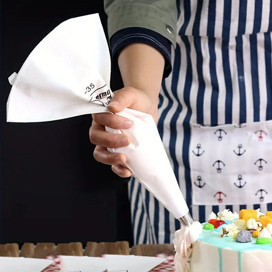 Décoration de gâteau réalisée avec une poche à douille pour un rendu net et gourmand.