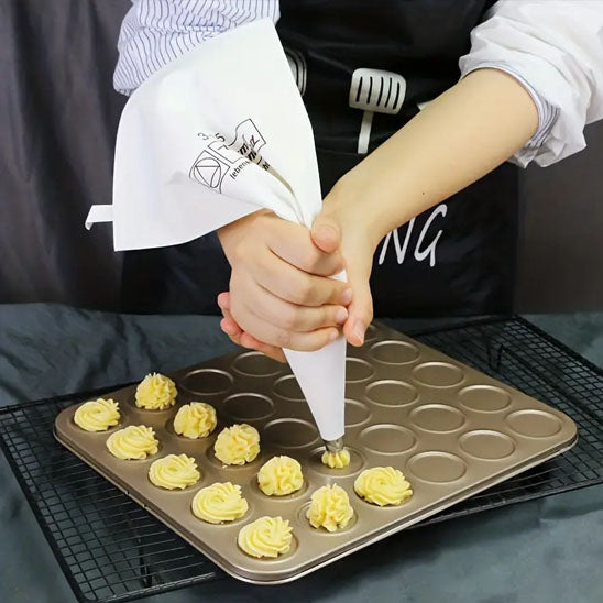 Poche à douille utilisée pour déposer la pâte de façon précise dans un moule à pâtisserie maison.