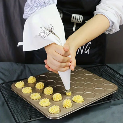 Poche à douille utilisée pour déposer la pâte de façon précise dans un moule à pâtisserie maison.